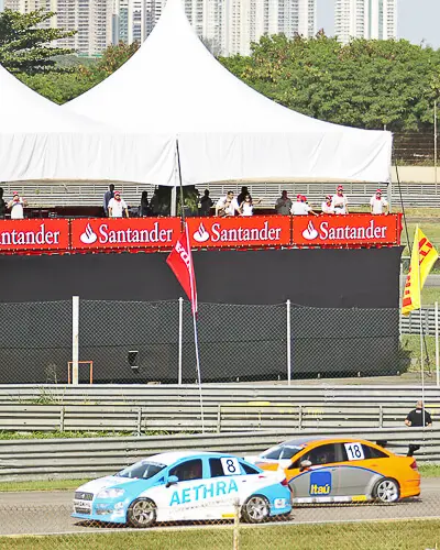 Montagem do stand externo do expositor Santander que executamos na feira Racing Festival 2010